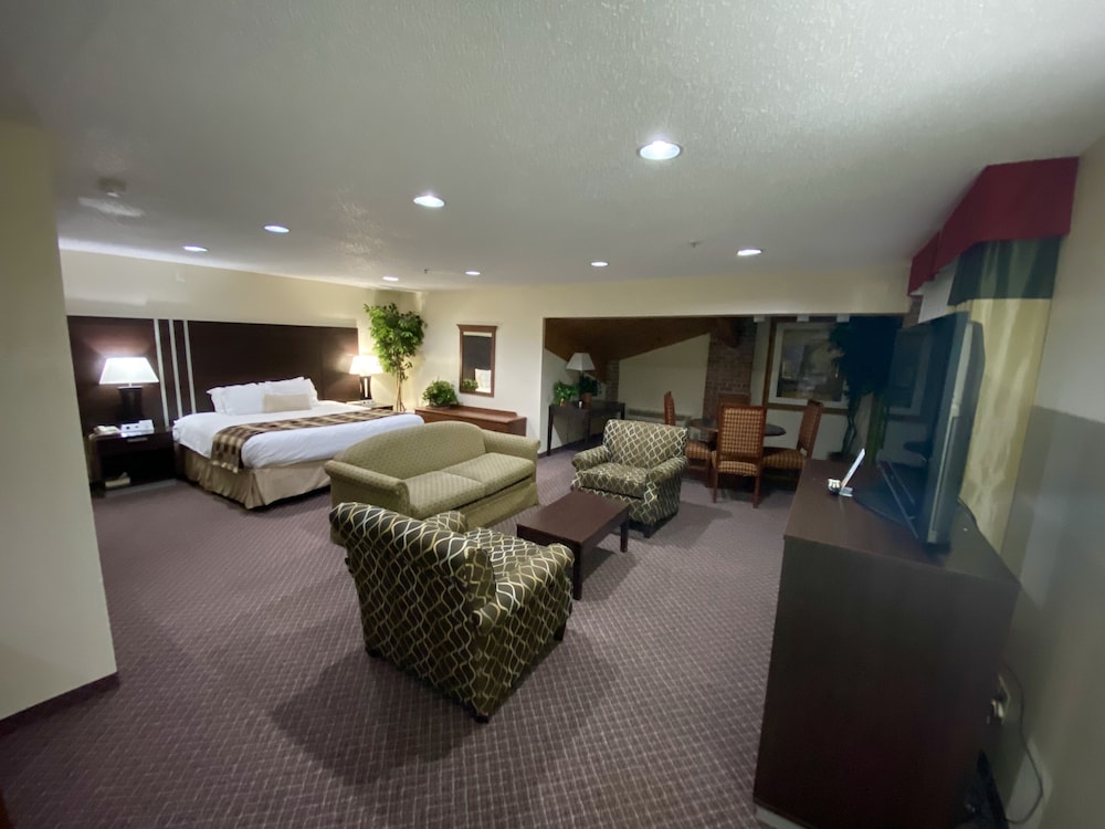 Suite, 1 King Bed - Photo 3