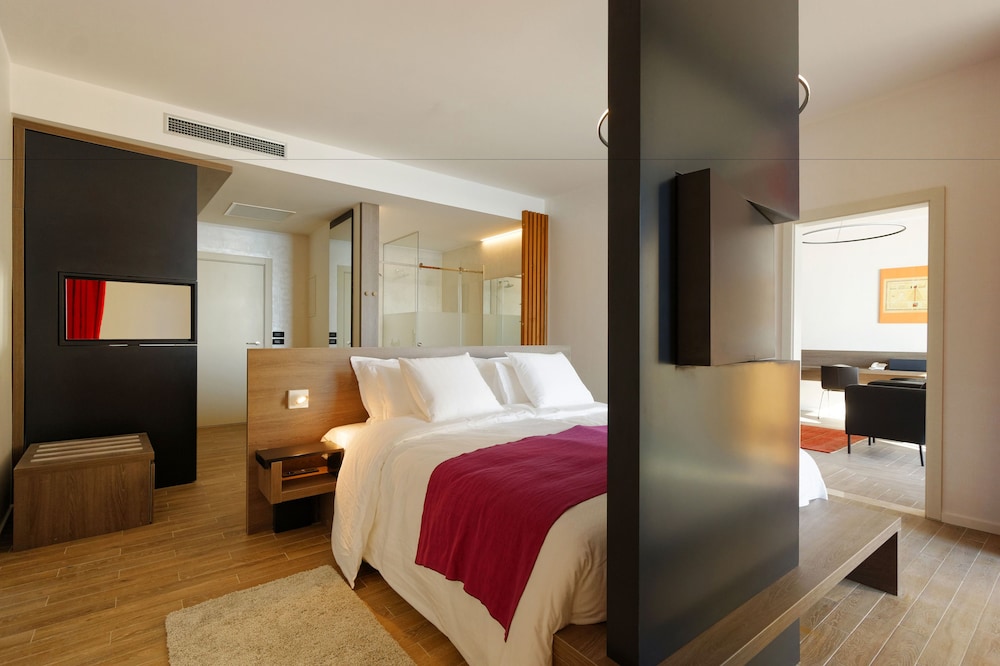 Deluxe Suite, Balcony, Sea View thumbnail 5