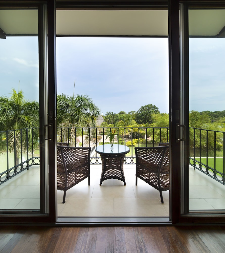Suite, 1 King Bed, Balcony - Photo 5