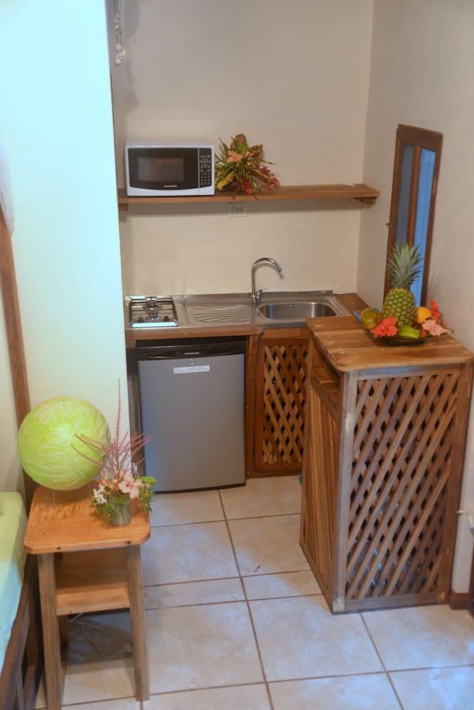 Comfort Cottage, 1 Queen Bed, Kitchenette, Terrace, Private Garden photo 3