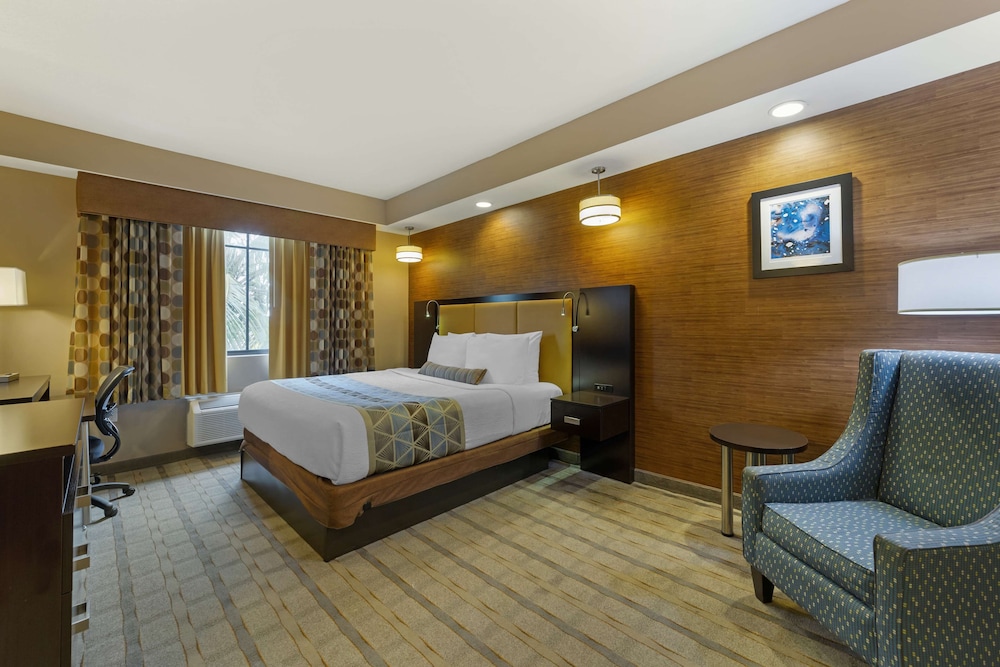 Business Room, 1 King Bed, Accessible, Bathtub photo 1