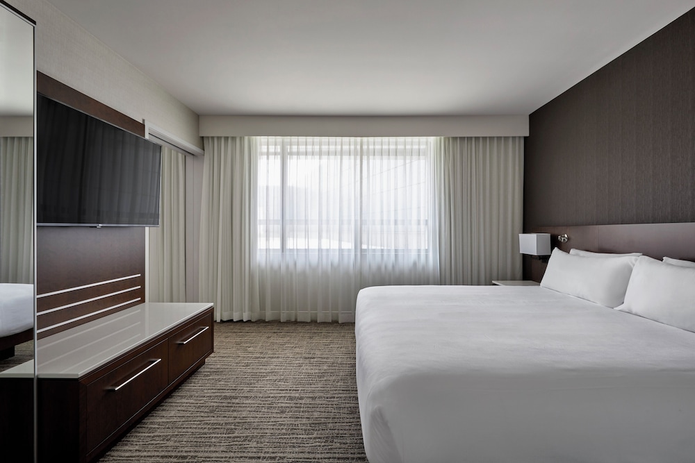 Suite, 1 Queen Bed, City View