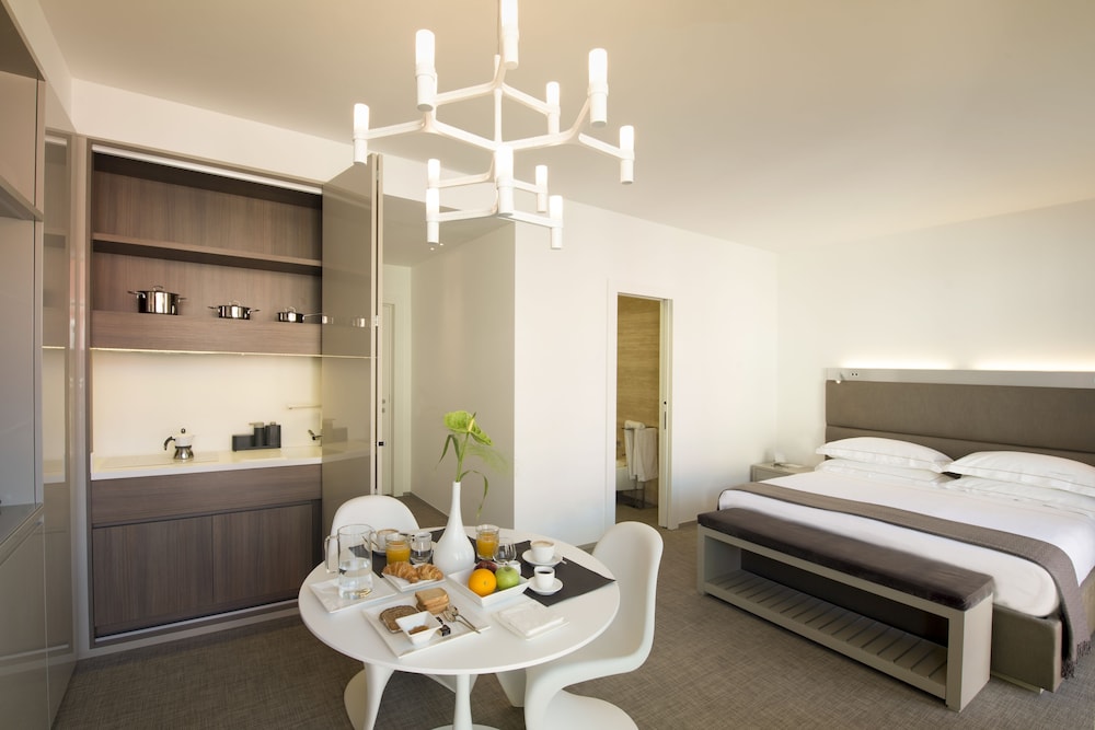 Business Double Room, 1 King Bed, Kitchenette, City View