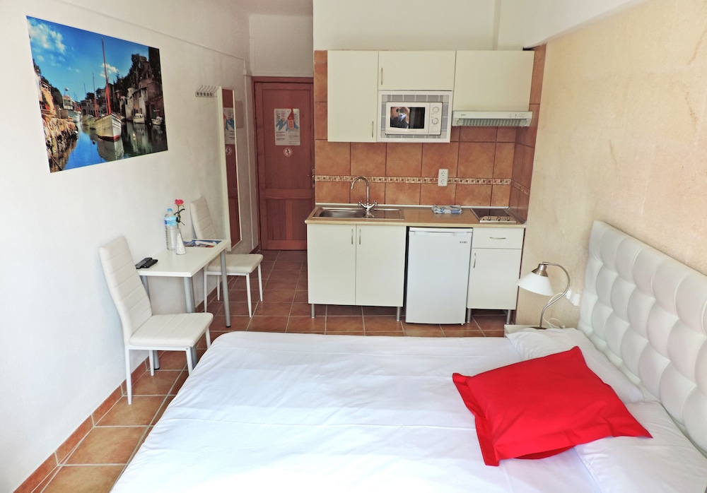 Studio, Kitchen (2 adults) thumbnail 6