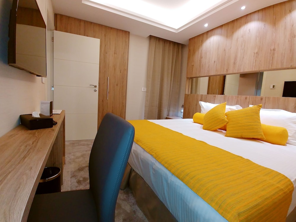 Senior Suite, 1 King Bed photo 3