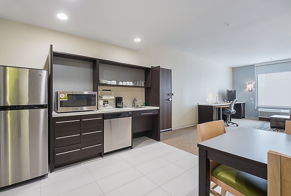 Suite, 1 King Bed, Accessible, Non Smoking (Hearing) photo 3