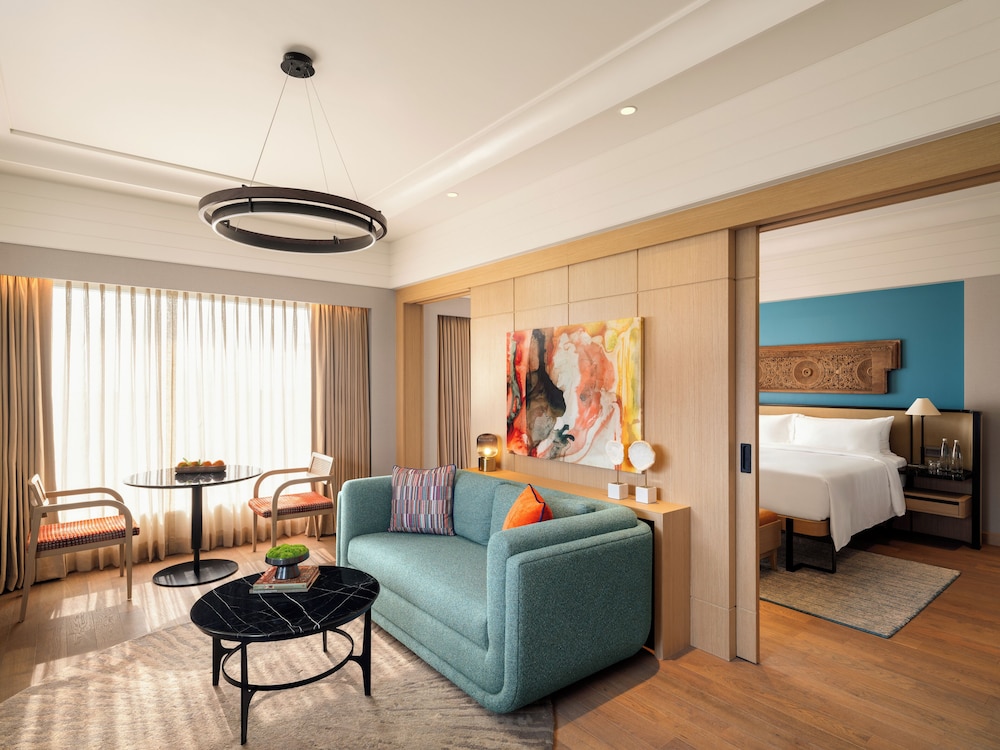 DELUXE SUITE WITH 1 KING BED - LOUNGE ACCESS WITH COCKTAIL HOURS & ONE WAY AIRPORT TRANSFER