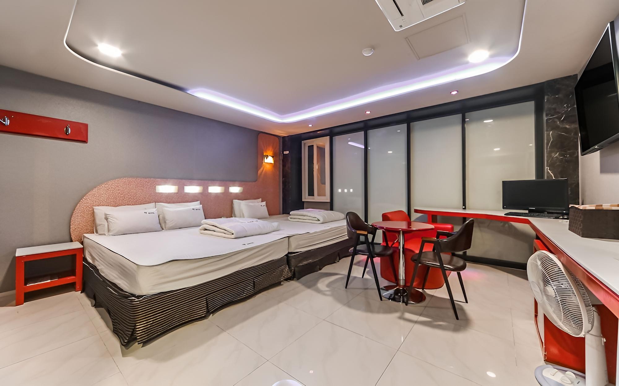Room (Twin)