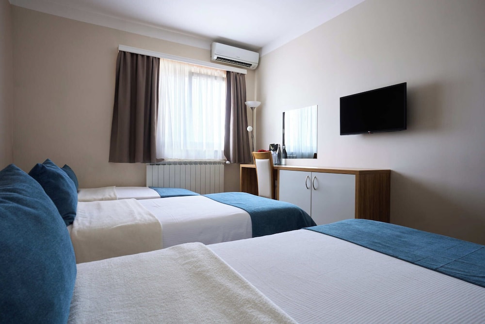 Comfort Suite, 2 Bedrooms, Courtyard Area photo 3