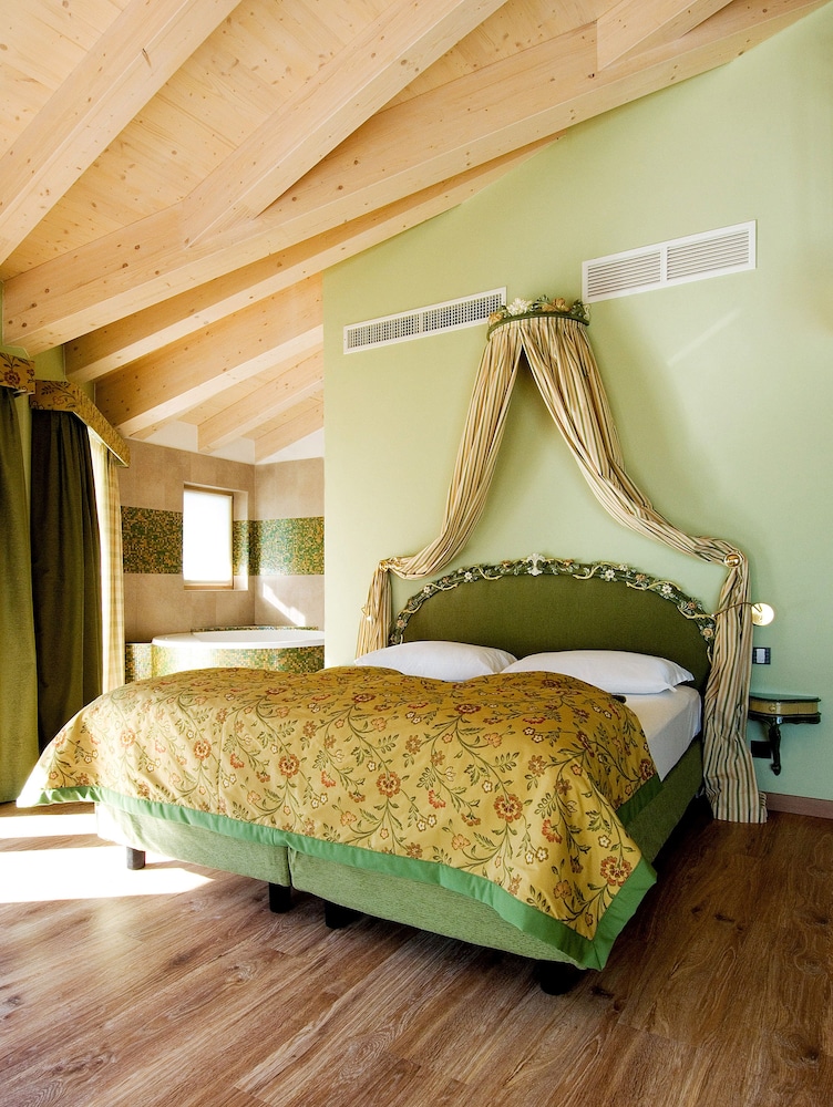 Deluxe Suite, Jetted Tub - Photo 3