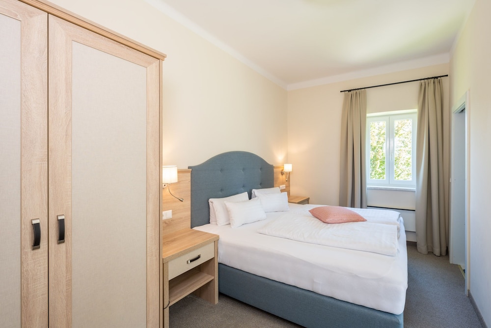 Standard Double Room, 1 King Bed, Non Smoking, Lake View photo 2