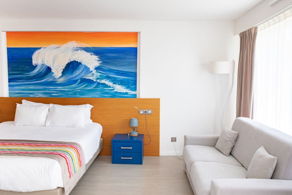 Family Room, 1 King Bed, Non Smoking (with Single Sofabed)