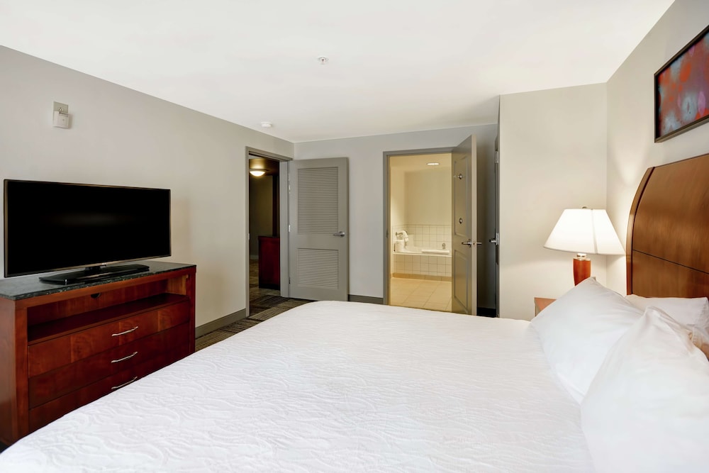 Suite, 1 King Bed, Accessible - Photo 2