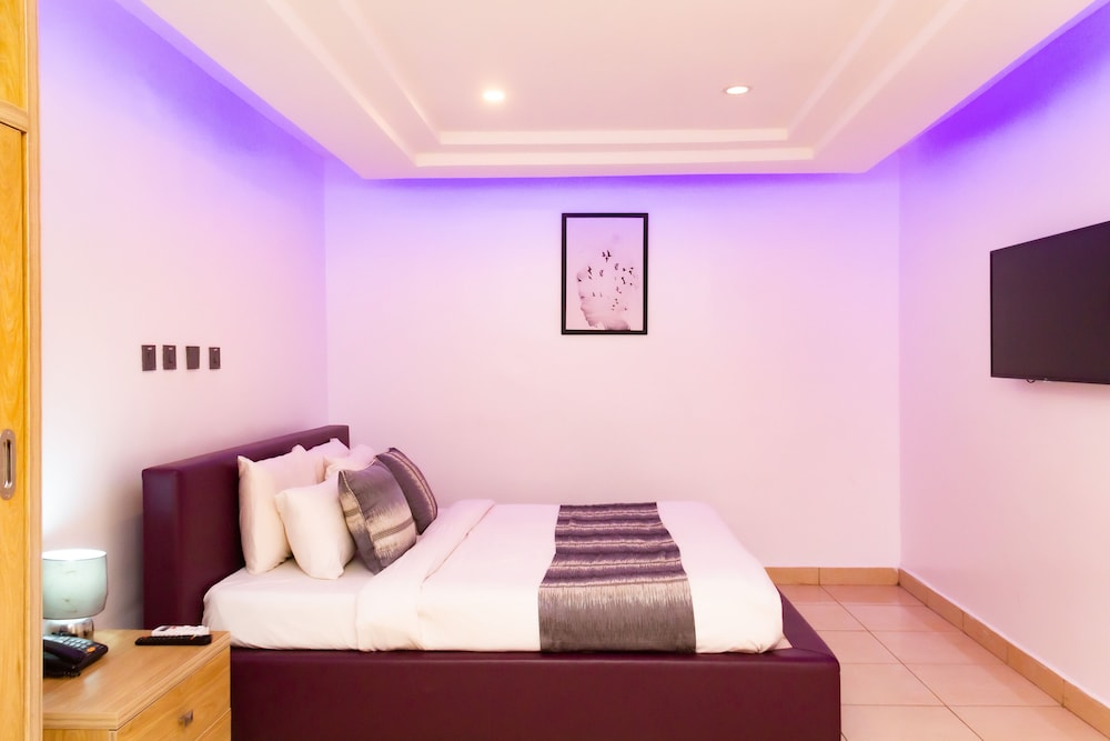 Suite - Photo 1