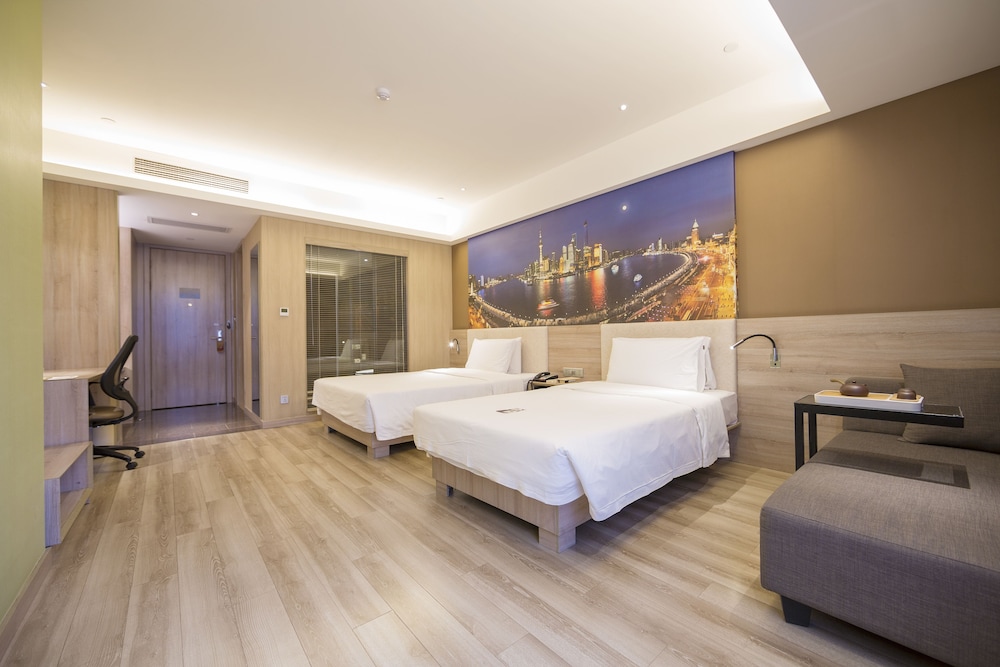 Twin Room (Knowing Travel Theme)