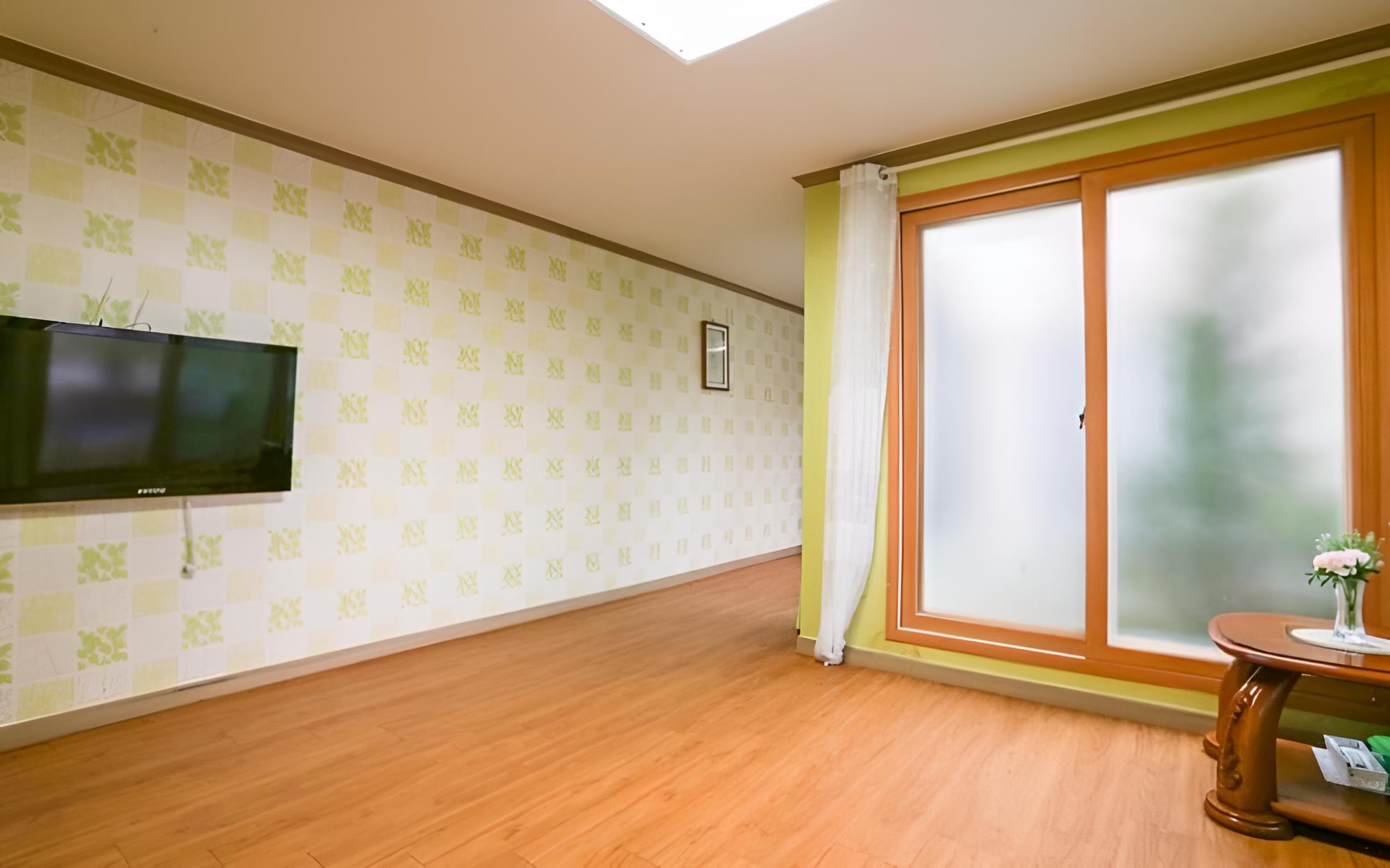 Room (Apple Mint 1F)