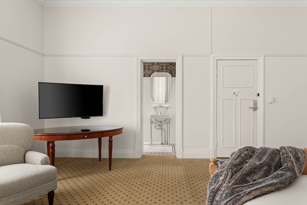 Deluxe Room, 1 King Bed, Garden View photo 2
