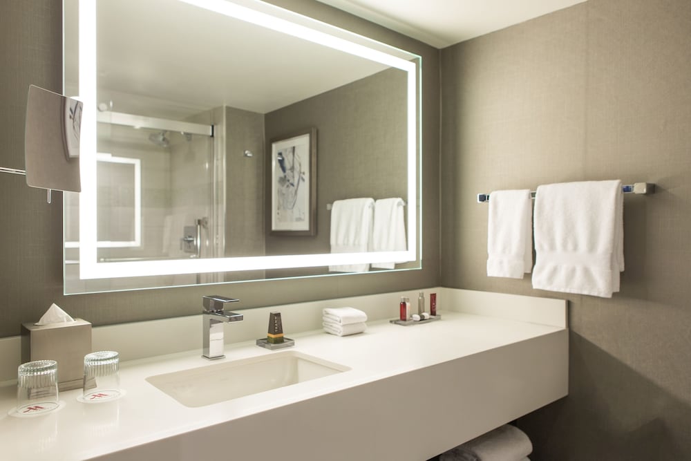 Room, 1 King Bed, Corner (Corner) - Photo 4