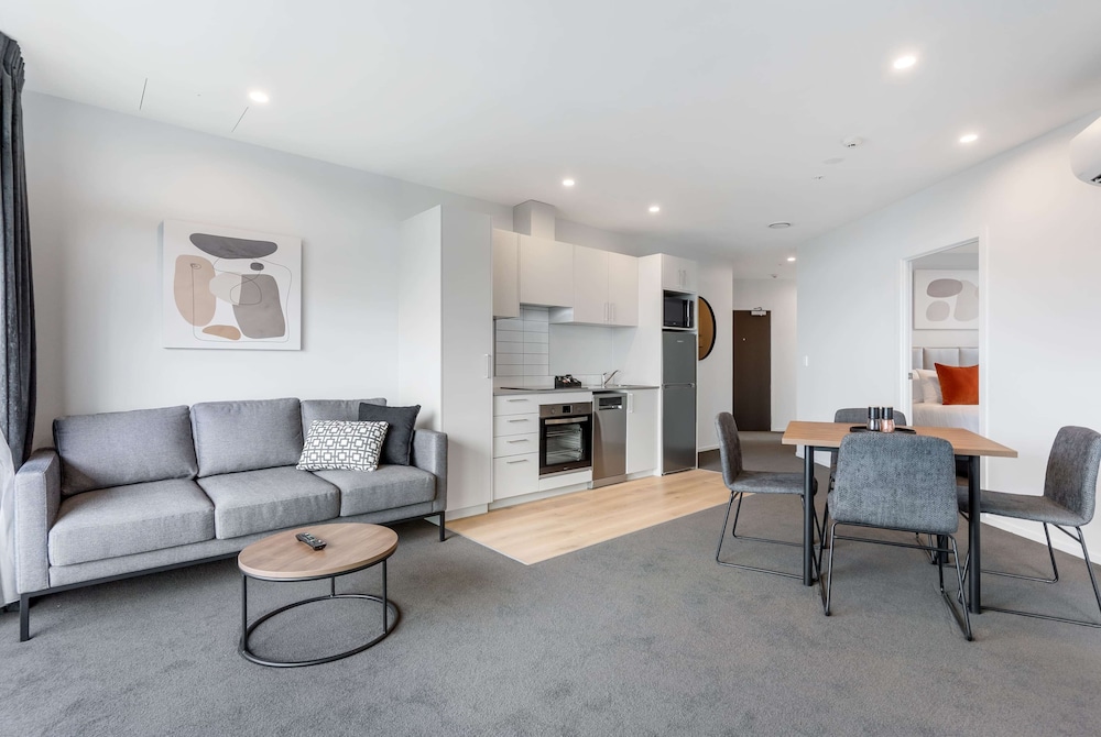 Deluxe Apartment, 1 Bedroom, Kitchen (Top Floor, Non-Motorway Facing) - Photo 4