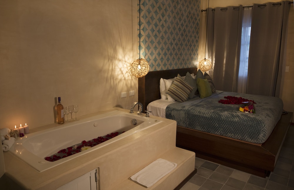 Luxury Room, 1 King Bed with Jacuzzi photo 1