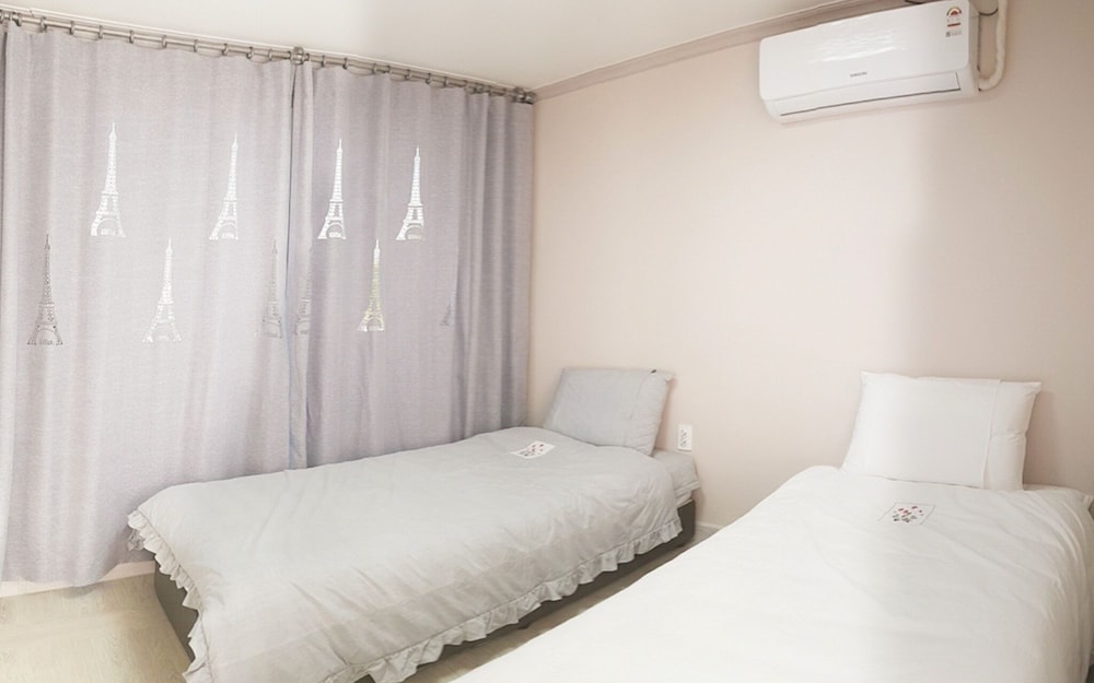 Room (Twin Room) - Photo 10