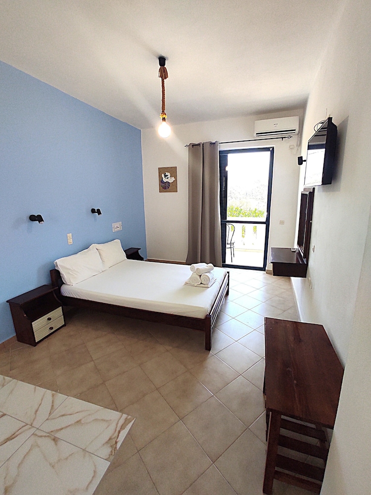 Standard Apartment, 2 Bedrooms, Partial Sea View photo 2