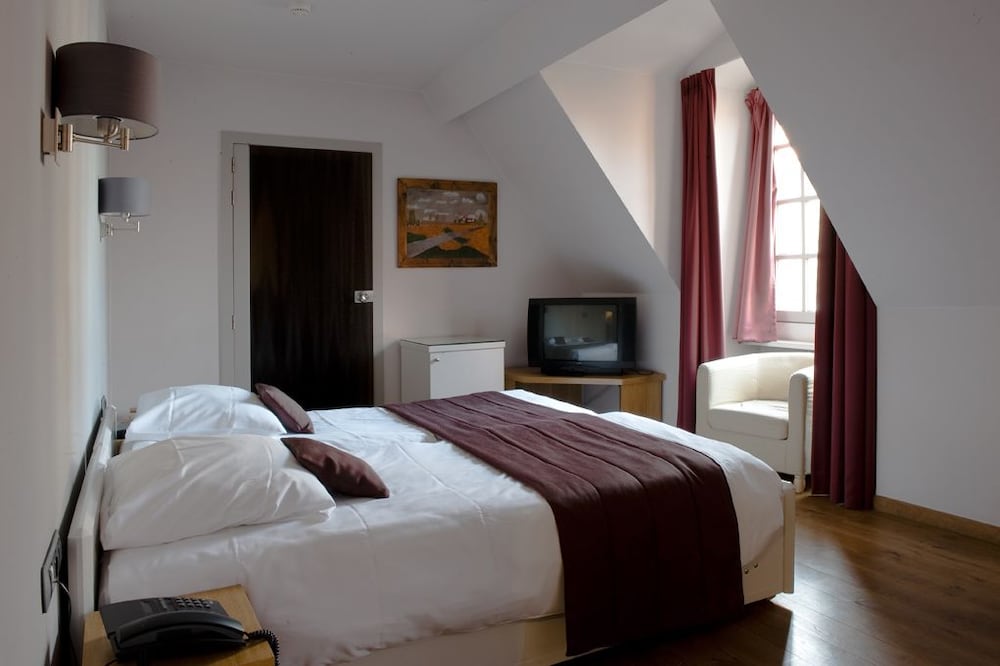 Basic Double or Twin Room, Canal View - Photo 2
