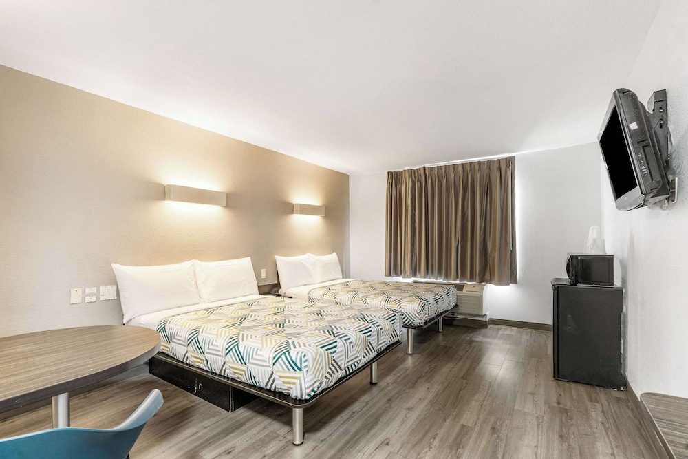 Standard Room, 2 Double Beds, Smoking - Photo 4