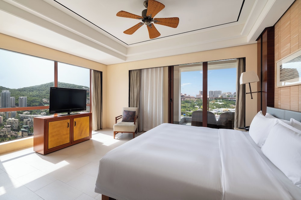 Premium Room, 1 King Bed, Smoking, Business Lounge Access (Bay View) photo 3