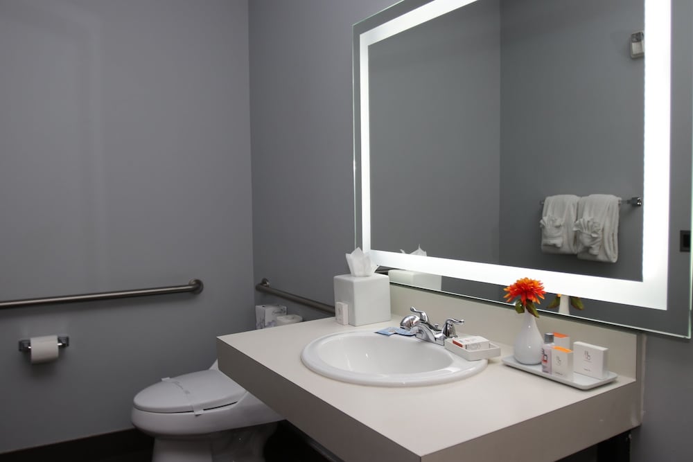 Basic Room, 1 King Bed, Non Smoking - Photo 5