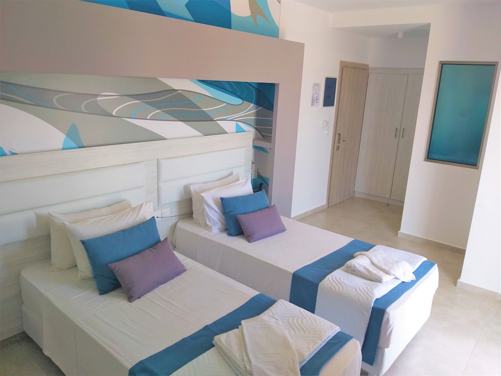 Superior Double or Twin Room, Partial Sea View