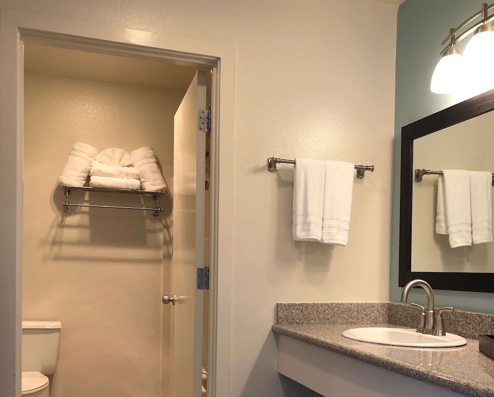 Standard Room, 2 Queen Beds, Balcony, Partial Ocean View (Lower Level) photo 2