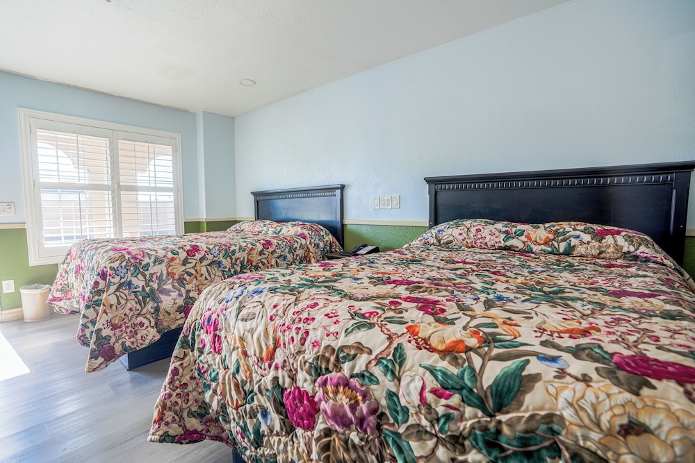 Room, 2 Queen Beds, Non Smoking