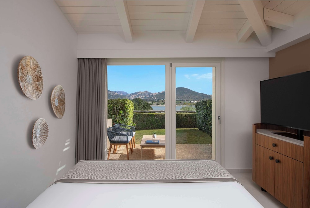 Family Room, 1 King Bed, Lagoon View (Deluxe)