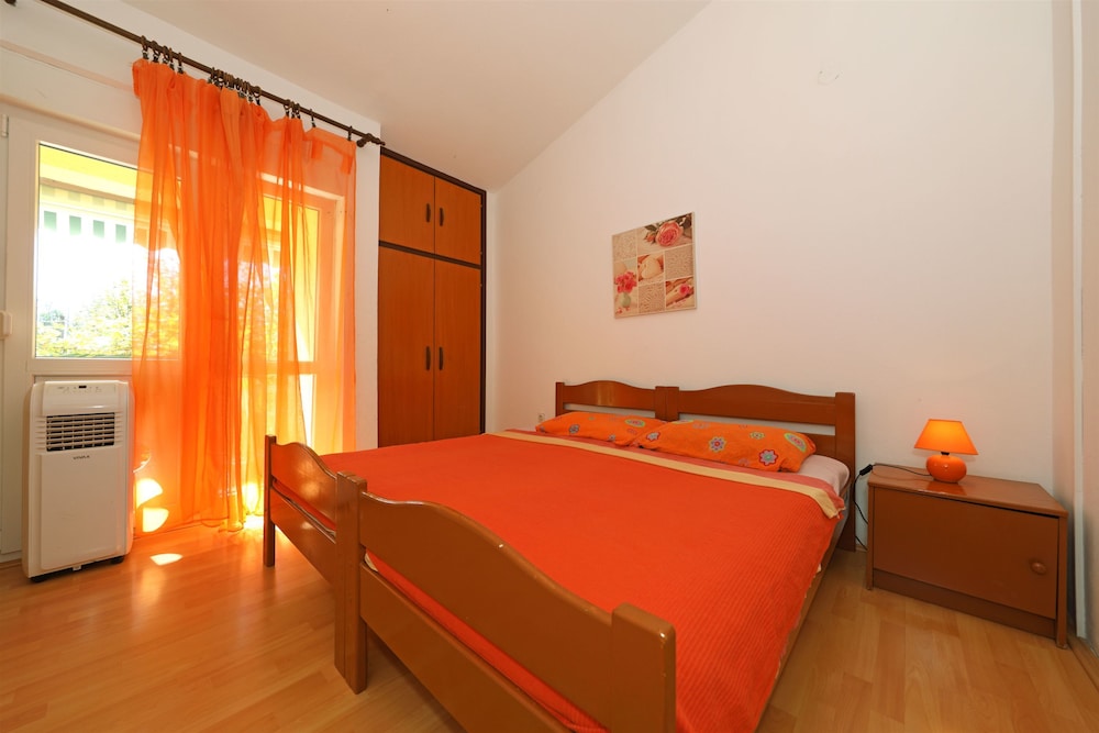 Room (S1) - Photo 5