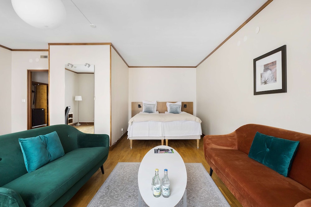 Business Room, 1 King Bed, Non Smoking photo 2
