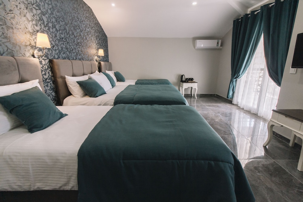 Quadruple Room - Photo 1