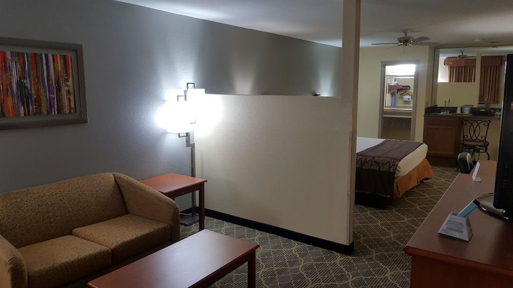 Suite, 1 King Bed, Non Smoking, Refrigerator & Microwave - Photo 3