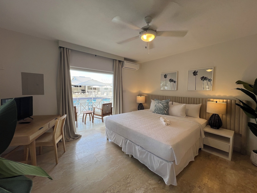 Standard Room, 1 King Bed, Pool View