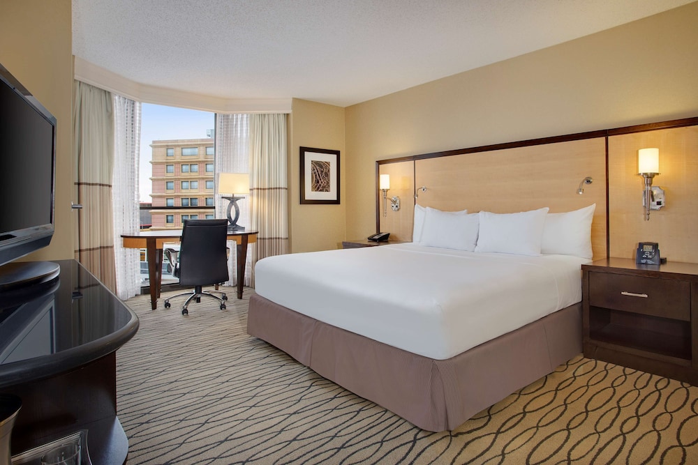 1 King Bed – Junior Suite – Mobility/Hearing Accessible w/ Bathtub photo 3