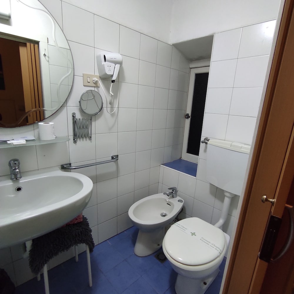 Economy Double Room - Photo 8
