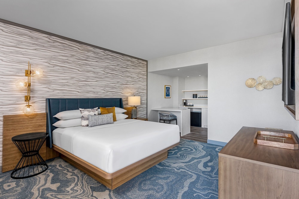 Studio Suite, 1 King Bed ( Marina Tower Newly Renovated) - Photo 4