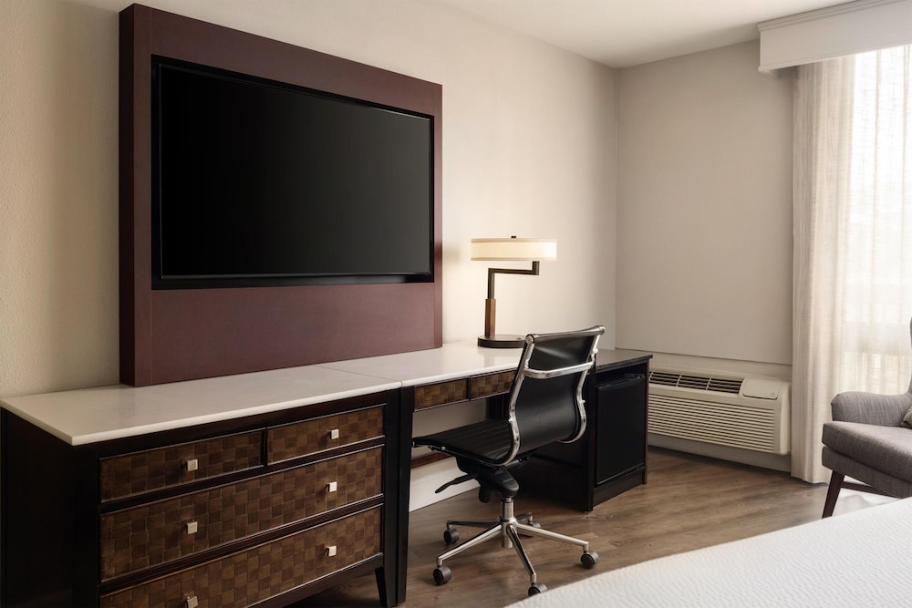 Standard Room, 1 King Bed, Non Smoking, City View - Photo 2