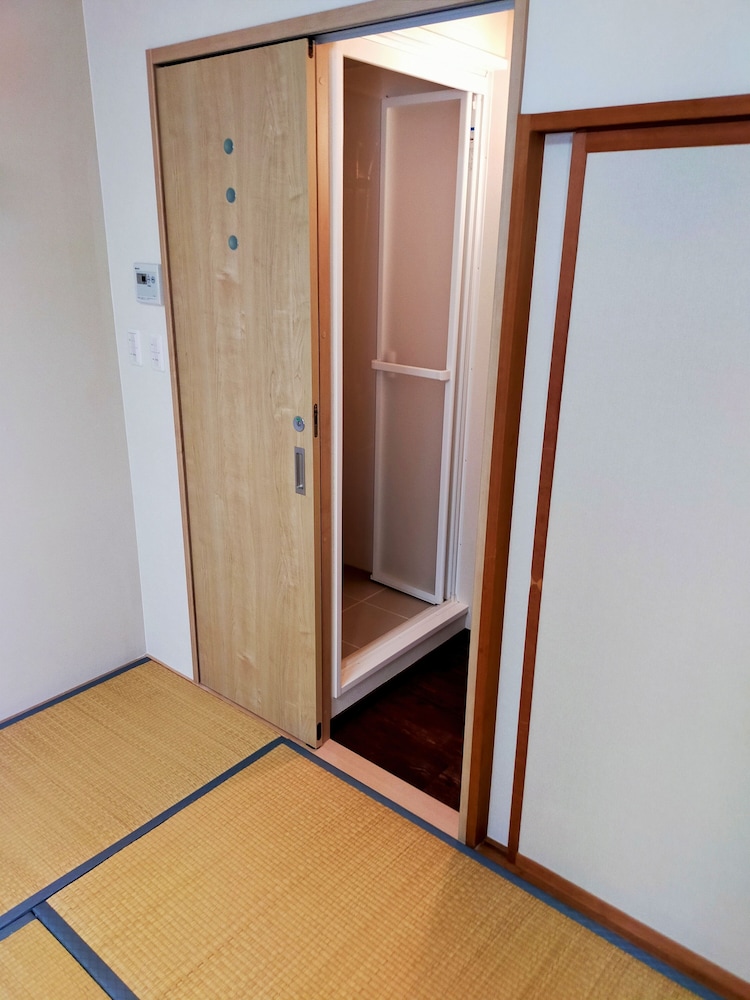 Japanese-style Family Room with Bathroom photo 2