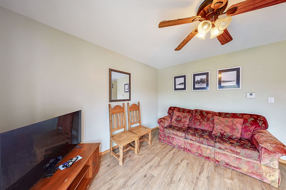 2 Bedroom Queen Cabin 6, Lake View photo 2