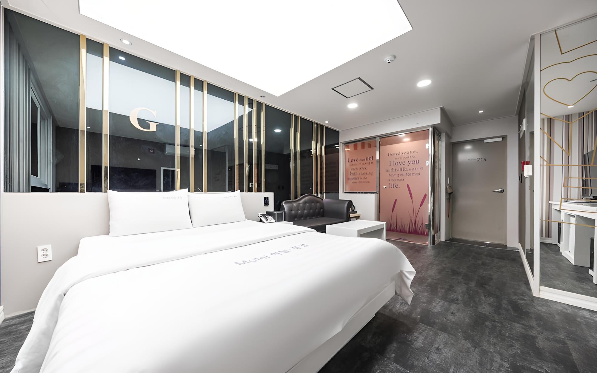 Room (Standard Room) - Photo 9