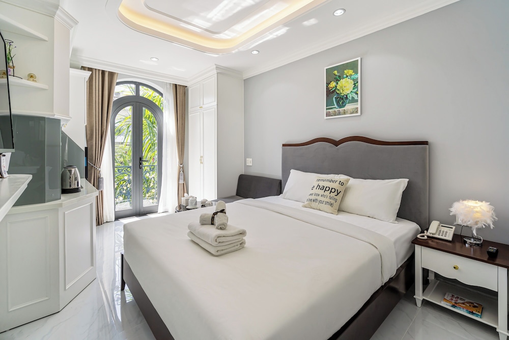 Superior Balcony Room - Street view