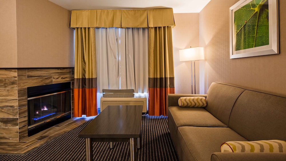 Suite, 1 King Bed, Non Smoking, Jetted Tub - Photo 3