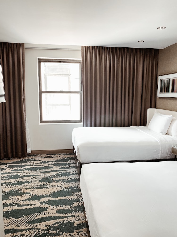 Room, 2 Double Beds - Photo 6