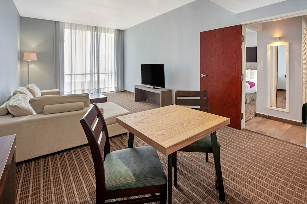 Suite, 1 King Bed, Non Smoking, City View photo 2
